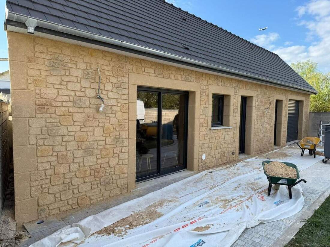 Façade pierre reconstituée vue détail – BATI PRO & CO